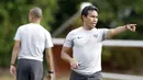 Pelatih Timnas Indonesia, Bima Sakti, saat sesi latihan di Stadion Bishan, Singapura, Rabu (7/11). Latihan Timnas ini merupakan persiapan jelang laga melawan Singapura pada Piala AFF 2018. (Bola.com/M Iqbal Ichsan)