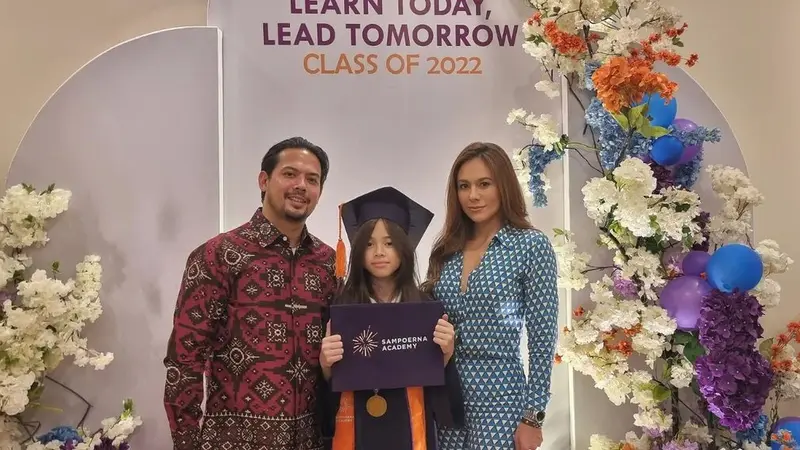 6 Potret Wulan Guritno dan Adilla Dimitri Hadiri Wisuda Anak, Tampak Kompak