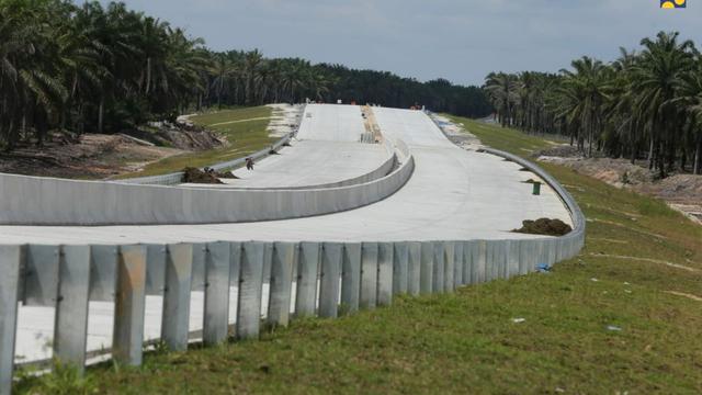 Presiden Joko Widodo (Jokowi) melakukan peninjauan proyek Tol Pekanbaru-Bangkinang