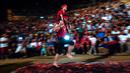 Seorang pria membawa anak lelaki di punggungnya sambil berjalan di atas bara api selama malam San Juan di San Pedro Manrique, Spanyol Utara, Minggu (24/6). Tradisi kuno Spanyol ini diperingati untuk menyambut musim panas. (AP Photo/Alvaro Barrientos)