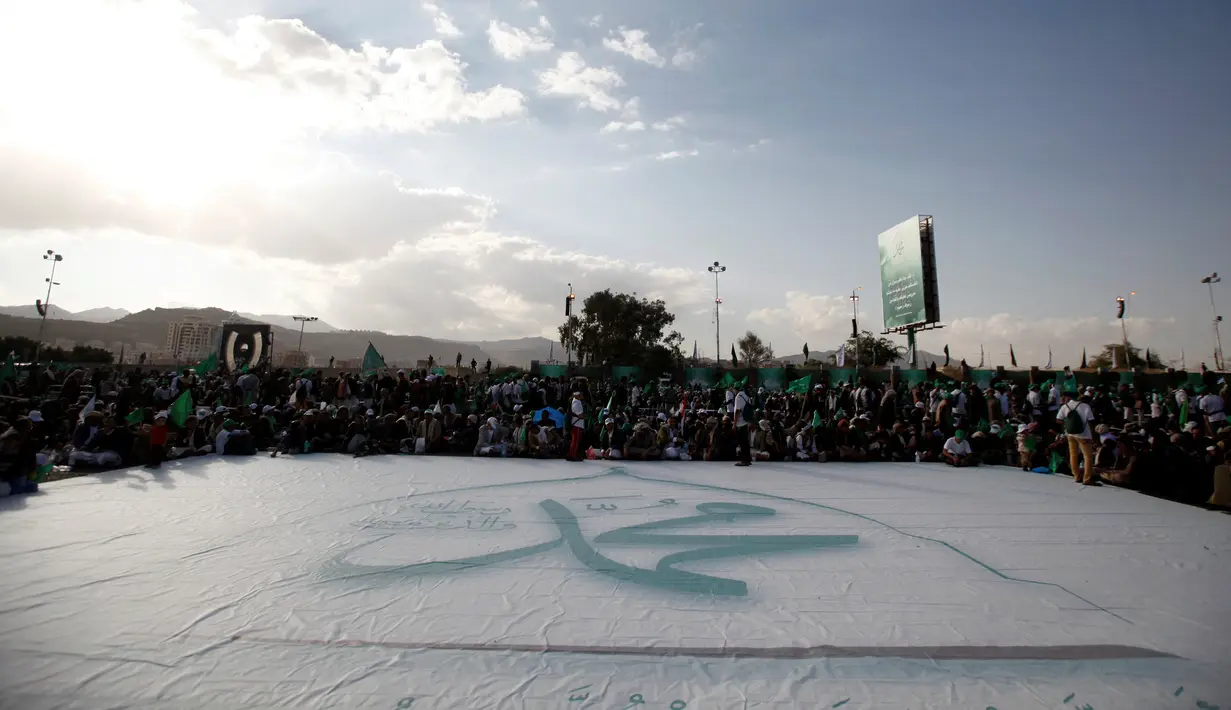 Spanduk besar bertuliskan "Muhammad" dipampang di Sanaa, Yaman (11/12). Ribuan warga Yaman yang diselenggarakan oleh gerakan Houthi berkumpul untuk memperingati hari kelahiran Nabi Muhammad SAW. (Reuters/Khaled Abdullah)