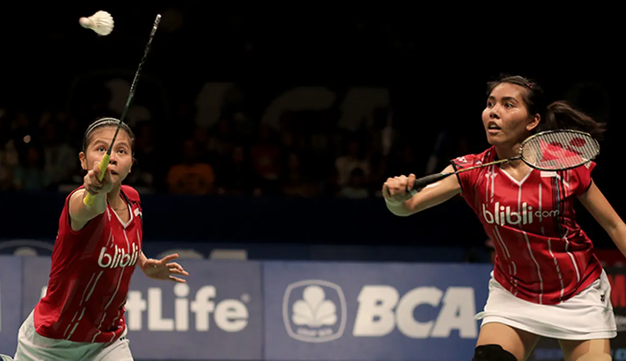 Greysia Polii/Nitya Krishinda ganda puteri Indonesia melaju ke final dengan mengalahkan  Yu Yang/Zhong Qianxin di semifinal BCA Indonesia Open Premier Super Series 2015 di Istora Senayan Jakarta. (Peksi Cahyo/Bola.com)