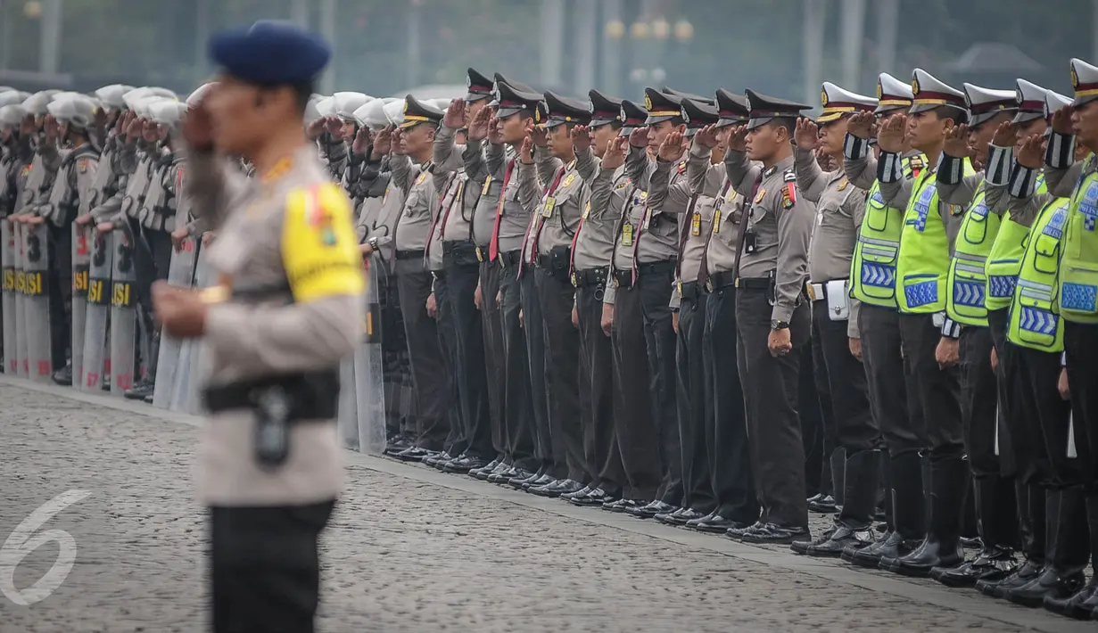 Pasukan memberi hormat pada Kapolri Jenderal Pol Tito Karnavian saat apel gelar pasukan ops Mantap Praja Jaya dalam rangka PAM Pilkada Serentak 2017 di Lapangan Monas, Jakarta, Rabu (12/10). (Liputan6.com/Faizal Fanani)