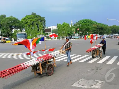 Menjelang perayaan hari Kemerdekaan 17 Agustus mendatang, pedagang bendera mulai marak di jalanan kota Jakarta, Minggu (3/8/14). (Liputan6.com/Faisal R Syam)