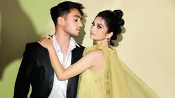 Chemistry Ratu Sofya dan Vladimir Rama saat jalani pemotretan ini menjadi sorotan banyak netizen. Pasalnya, keduanya terlihat bak sepasang kekasih. (Liputan6.com/IG/@fdphotography90)