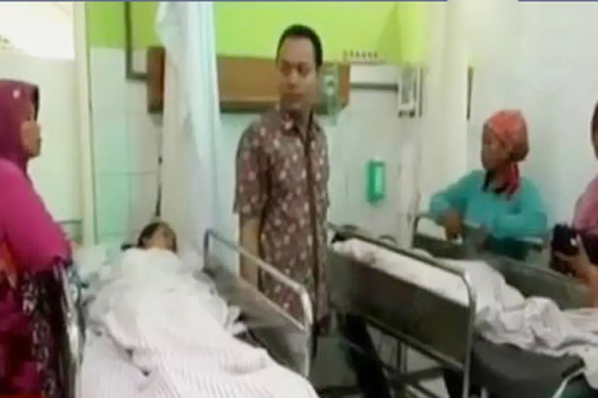 VIDEO: Atap SD di Demak Ambruk, Puluhan Siswa Terluka