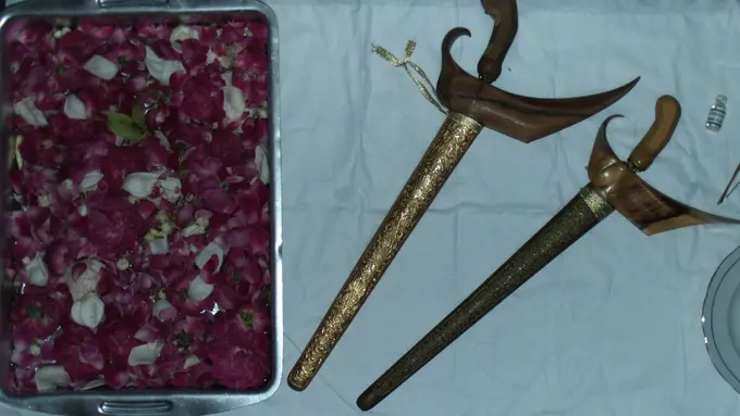 Rezeki Pencuci Keris Pusaka di Bulan Suro