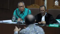 Terdakwa perintangan penyidikan korupsi E-KTP, Bimanesh Sutarjo (kiri) menyimak keterangan saksi pada sidang lanjutan di Pengadilan Tipikor, Jakarta, Jumat (26/5). Sidang mendengar keterangan saksi ahli. (Liputan6.com/Helmi Fithriansyah)
