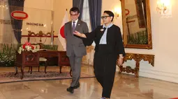 Menteri Luar Negeri RI Retno Marsudi saat menyambut kedatangan Menteri Luar Negeri Jepang Taro Kono di Gedung Pancasila, Jakarta, Senin (25/6). Pertemuan itu membahas peringatan 60 tahun hubungan Indonesia-Jepang. (Liputan6.com/Angga Yuniar)