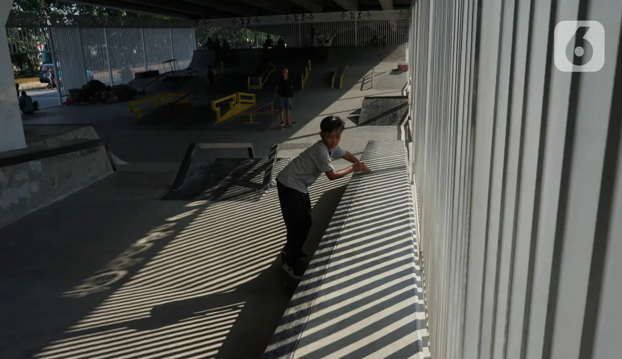 Aktivitas warga di fasilitas skate park kolong flyover Pasar Rebo, Jakarta, Selasa (14/1/2020). Skate park yang telah selesai dibangun tersebut kini mulai diramaikan pengunjung, khususnya pada sore hari. (Liputan6.com/Immanuel Antonius)