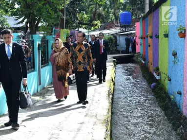 Presiden Jokowi dan Ibu Iriana tiba di pernikahan Novie Ayu Anggraini dan Adrian Anandika Manurung di Lenteng Agung, Jakarta, Jumat (16/2). Ayah mempelai wanita merupakan mantan sopir Jokowi semasa Gubernur DKI. (Liputan6.com/Pool/Biro Pers Setpres)
