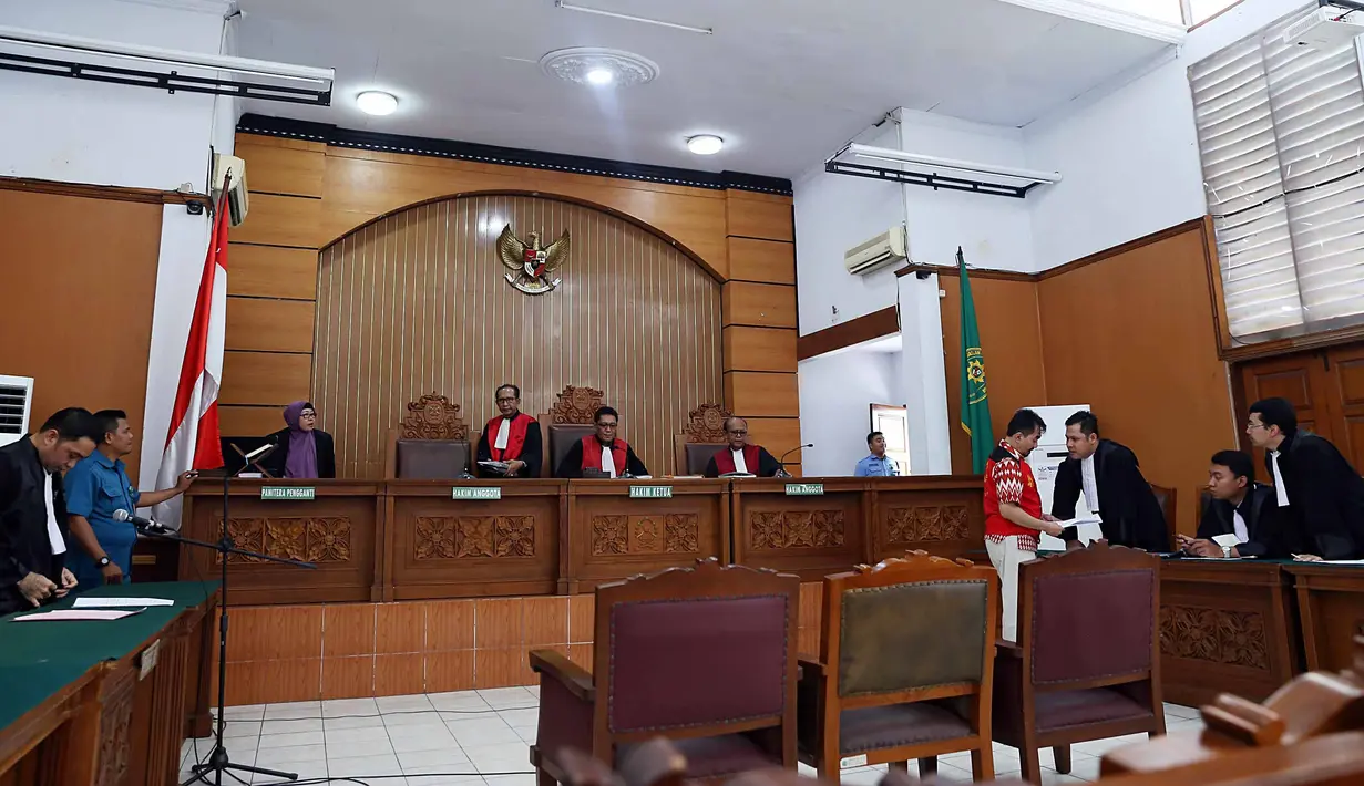 Saat mendengar JPU belum siap, hakim ketua Guntur langsung naik pitam. Ia mengaku kecewa lantaran tuntutan terasa berlarut-larut. Sidang kembali ditunda untuk keenam kalinya. (Nurwahyunan/Bintang.com)