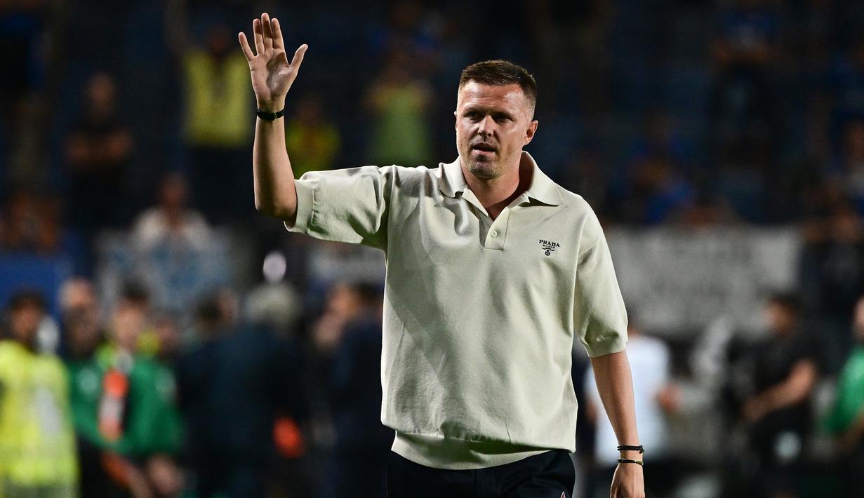 Josip Ilicic. Setelah 5 musim membela Atalanta, striker Slovenia berusia 34 tahun ini akhirnya meninggalkan Liga Italia pada awal musim 2022/2023. Selama merumput di Liga Italia, ia juga pernah memperkuat Palermo dan Fiorentina mulai 2010/2011 hingga 2016/2017. Ketajamannya bersama 3 klub Italia tersebut dibuktikan dengan torehan 96 golnya. Setelah meninggalkan Atalanta, saat ini ia masih berstatus tanpa klub. (AFP/Miguel Medina)