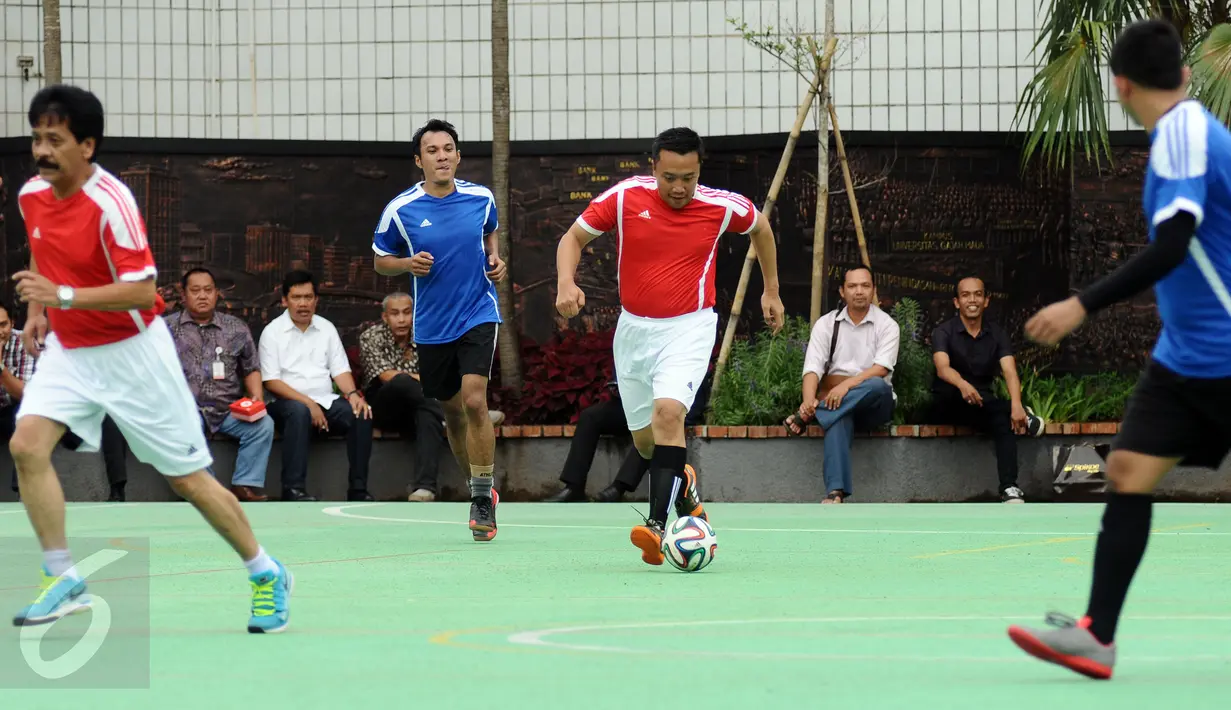 Menpora Imam Nahrawi (ketiga kiri) menggiring bola saat bermain futsal dengan wartawan di Lapangan Kemenpora, Jakarta, Jumat (10/2). Laga futsal ini untuk memeriahkan Hari Pers Nasional 2017 di lingkungan Kemenpora. (Liputan6.com/Helmi Fithriansyah)