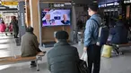 Orang-orang menonton program berita televisi tentang pemilihan presiden (pilpres) AS yang menampilkan gambar Presiden Donald Trump (kiri) dan calon presiden dari Partai Demokrat Joe Biden (kanan), di sebuah stasiun kereta api di Seoul, Korea Selatan pada Rabu (4/11/2020). (Photo by Jung Yeon-je / AF
