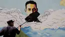 Polisi saat akan menghapus sebuah grafiti yang disuga kuat dibuat oleh geng Mara Salvatrucha di Mejicanos, El Salvador, (9/12). Kepolisian El Salvador sedang melakukan operasi untuk mencari keberadaan geng tersebut. (REUTERS/Jose Cabezas)