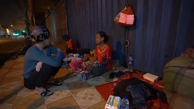 7 Momen Nikita Mirzani Bagikan Makanan di Pinggir Jalan, Penuh Haru