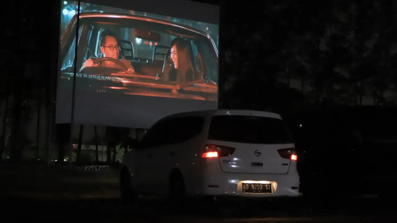Suasana menonton bioskop drive in di Tangerang. (Pramita/Liputan6.com)