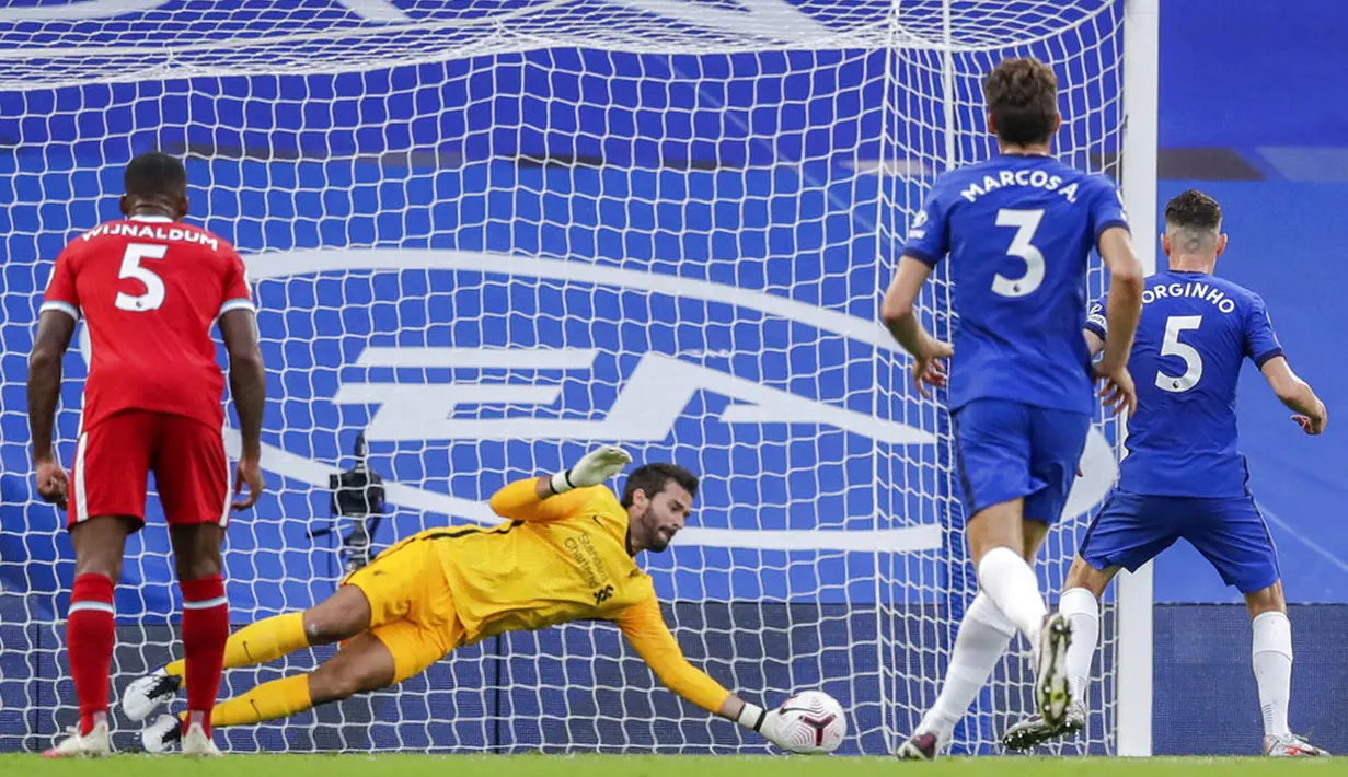 Pemain Chelsea Jorginho (kanan) gagal melakukan tendangan penalti ke gawang Liverpool pada pertandingan Liga Premier Inggris di Stadion Stamford Bridge, Minggu (20/9/2020). Liverpool menang 2-0 lewat gol Sadio Mane. (AP Photo/Matt Dunham, Pool)
