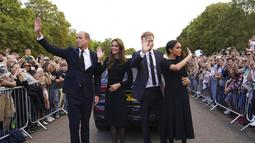 Pangeran William, Kate Middleton, Pangeran Harry, dan Meghan Markle, menyapa para pengunjung yang datang ke kastil Windsor memberikan penghormatan kepada Ratu Elizabeth II. (Foto: Kirsty O'Connor/Pool Photo via AP)