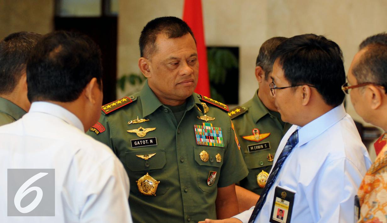 Panglima TNI, Jenderal TNI Gatot Nurmantyo (kiri) menerima keterangan dari Direktur P2Humas Ditjen Pajak, Mekar Satria Utama usai mengisi SPT Tahunan dengan menggunakan E Filling di Mabes TNI, Jakarta, Rabu (30/3/2016). (Liputan6.com/Helmi Fithriansyah)