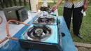 Peneliti mengecek pipa instalasi pengolahan bahan bakar gas metan di TPA Cipayung, Depok, Jumat (3/6). Pemanfaaatan gas metan itu diharapkan mampu digunakan semaksimal mungkin untuk menjadi bahan bakar bagi warga sekitar. (Liputan6.com/Immanuel Antonius)