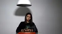 Juara catur Iran Sara Khadem berpose untuk foto bermain catur di selatan Spanyol pada 14 Februari 2023. Sara Khadem, pecatur Iran yang melarikan diri ke Spanyol setelah berkompetisi di turnamen internasional tanpa mengenakan hijab, pada 26 Juli, 2023 diberikan kewarganegaraan Spanyol, seorang menteri pemerintah mengumumkan. (CRISTINA QUICLER / AFP)