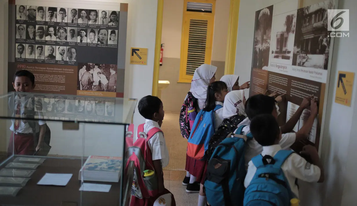 Siswa SDN Menteng Atas 05 Pagi melakukan kunjungan ke Museum Perumusan Naskah Proklamasi, Jakarta, Selasa (20/8/2019). Kunjungan tersebut merupakan bentuk pendidikan sekaligus pengenalan sejarah perjuangan Bangsa Indonesia sejak usia dini. (Liputan6.com/Faizal Fanani)
