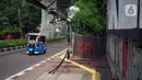 Bajaj melintas di samping instalasi kabel yang semrawut di Jalan Kyai Maja, Kebayoran Baru, Jakarta Selatan, Rabu (11/11/2020). Kurangnya penataan menjadi penyebab instalasi kabel di Ibu Kota kian semrawut sehingga mengganggu kenyamanan serta keselamatan warga. (Liputan6.com/Immanuel Antonius)