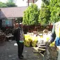 Petugas masih membersihkan sampah dan lumpur bekas banjir yang menerjang SDN 106 Ajitunggal Cijambe, Kamis (4/4/2019). (Mildan Abdalloh/ayobandung)