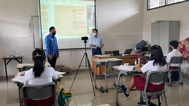 Wali Kota Bogor Bima Arya meninjau PTM terbatas di Sekolah Dasar (SD), Senin (18/10/2021).