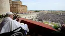 Paus Fransiskus, pemimpin Gereja Katolik Roma, wafat. Hal itu disampaikan Vatikan dalam sebuah pernyataan video pada Senin (21/4/2025). Tampak dalam foto yang diambil dan dibagikan pada tanggal 20 April 2025 oleh The Vatican Media ini menunjukkan Paus Fransiskus di balkon utama Basilika Santo Petrus saat menyampaikan pesan Urbi et Orbi serta memberkati kota dan dunia sebagai bagian dari perayaan Paskah di Vatikan. (Handout VATICAN MEDIA/AFP)