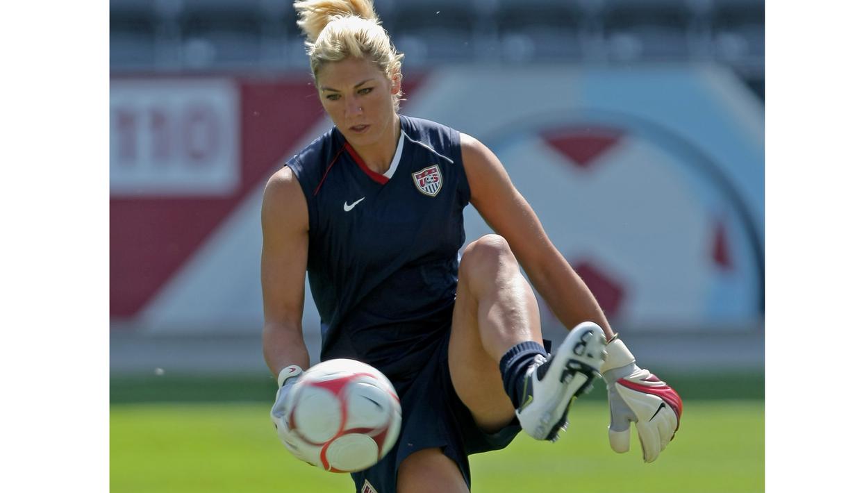Kiper cantik Timnas AS, Hope Solo, diperkiraan memiliki gaji yang bervariasi, sekitar $22.000 sampai $65.000. (Getty Images/AFP/Doug Pensinger)