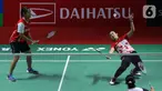 Pebulu tangkis ganda putri Indonesia Lanny Tia Mayasari/Ribka Sugiarto saat bertanding melawan ganda putri India Tanisha Crasto/Ashwini pada babak 16 besar Daihatsu Indonesia Masters 2023 di Istora Senayan, Jakarta, Kamis (26/1/2023). Pasangan Lanny/Ribka terhenti di babak 16 besar Indonesia Masters 2023 dengan skor 19-21, 21-18, dan 23-21. (Liputan6.com/Herman Zakharia)