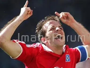 Hamburg&#039;s Dutch midfielder Rafael van der Vaart celebrates scoring during the German first division Bundesliga football match Hansa Rostock vs Hamburg SV on May 3, 2008 at the DKB-Arena, Rostock. AFP PHOTO DDP/DANNY GOHLKE