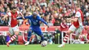 Pemain Chelsea Romelu Lukaku (kedua dari kiri) berebut bola dengan pemain Arsenal Pablo Mari (kiri) pada pertandingan Liga Inggris di Emirates Stadium, London, Inggris, 22 Agustus 2021. Chelsea menang 2-0. (JUSTIN TALLIS/AFP)