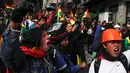 Orang-orang mengibarkan bendera Bolivia merayakan pengunduran diri Presiden Evo Morales di La Paz, Minggu (10/11/2019). Morales memutuskan mengundurkan diri buntut aksi protes yang dilatarbelakangi dugaan dirinya melakukan kecurangan dalam pemilu dalam beberapa pekan terakhir. (JORGE BERNAL/AFP)