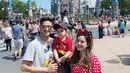 Momen liburan ini juga sekaligus merayakan ultah ke-3 putra mereka di Disneyland. (Instagram/tasyakamila).