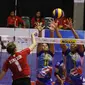 Pemain Jakarta Elektrik PLN Lindsay Marie Stalzer melancarkan smes yang coba diblok pemain Jakarta PGN Popsivo Polwan pada laga perdana final four Proliga 2017 di Sritex Arena, Solo, Jawa Tengah, Jumat (7/4/2017). (Humas Proliga)