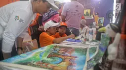Anak-anak berprestasi melukis dalam kegiatan Gebyar Prestasi Keluarga Sejahtera di Buperta Cibubur, Jakarta, Minggu (12/8). (Liputan6.com/Faizal Fanani)