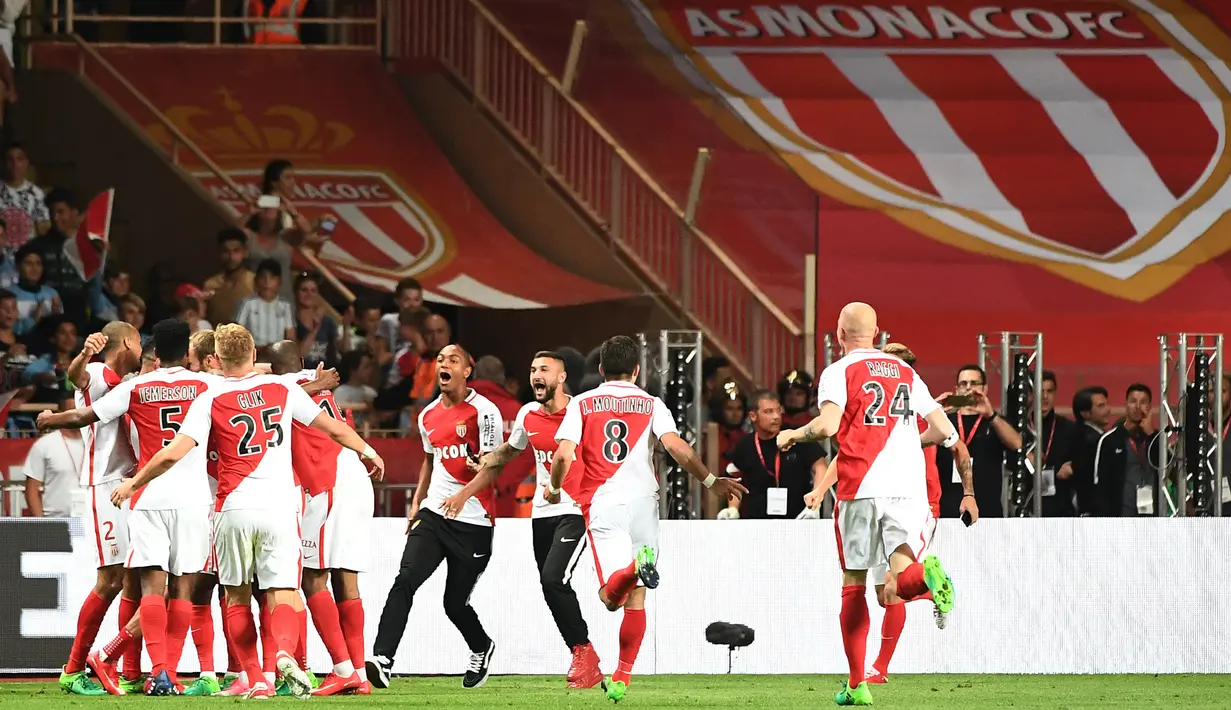 Kegembiraan pemain Monaco saat merayakan kemenangan atas Saint Etienne pada pertandingan pekan ke-37 di Stadion Stade Louis II, Kamis (18/5) dini hari. AS Monaco menang 2-0 dan berhasil merengkuh trofi Liga Prancis (Ligue 1). (BORIS HORVAT / AFP)