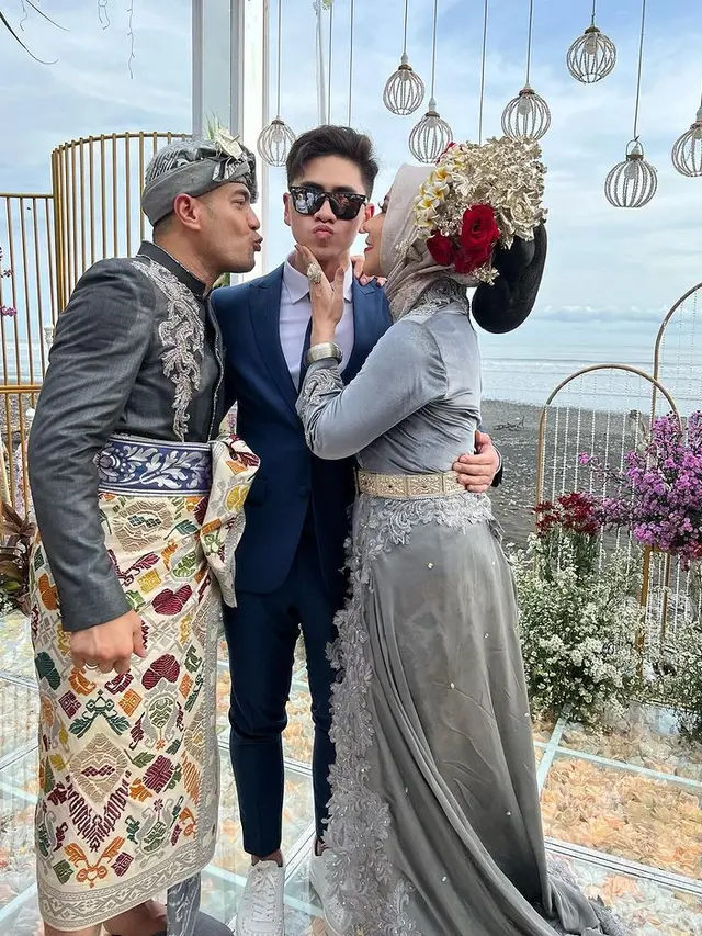 Para 'pengawal' Venna Melinda di momen pernikahannya. (Foto: Instagram/athallanaufal7)