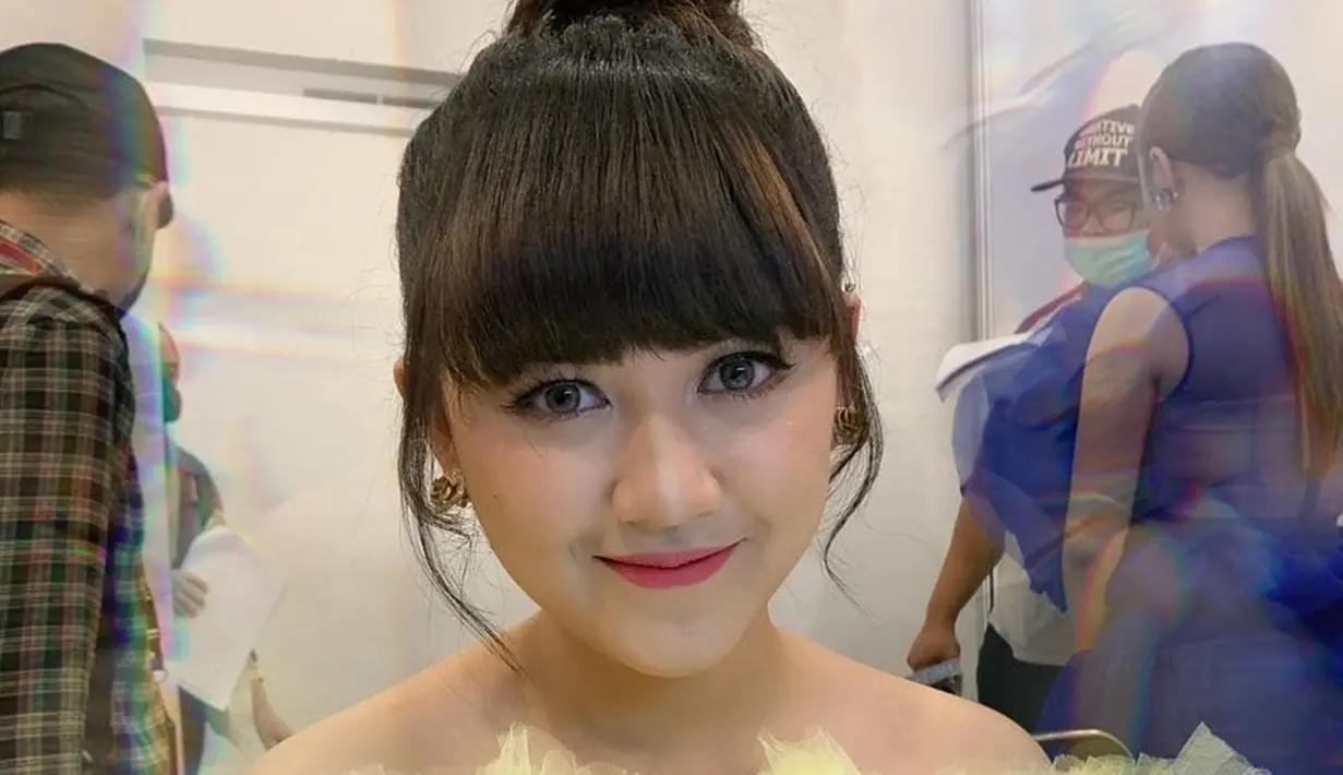 Gaya penampilan Happy memang selalu menyita perhatian penggemarnya. Perempuan asal Kediri terlihat begitu manis saat tersenyum simpul sambil menatap tajam. Potret cantiknya ini semakin membuatnya dikagumi oleh penggemar. (Liputan6.com/IG/@happy_asmara77)