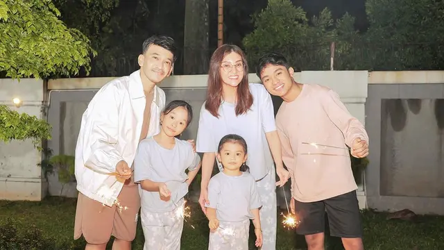 Potret keluarga Sarwendah dan Ruben Onsu sebelum gugatan cerai dilayangkan (Sumber: Instagram/@ruben_onsu)