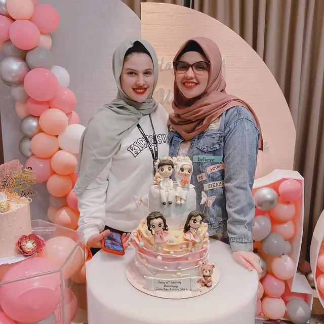 Bersaudara, Ini 6 Potret Kebersamaan Istri Indra Bekti dan Komo Ricky