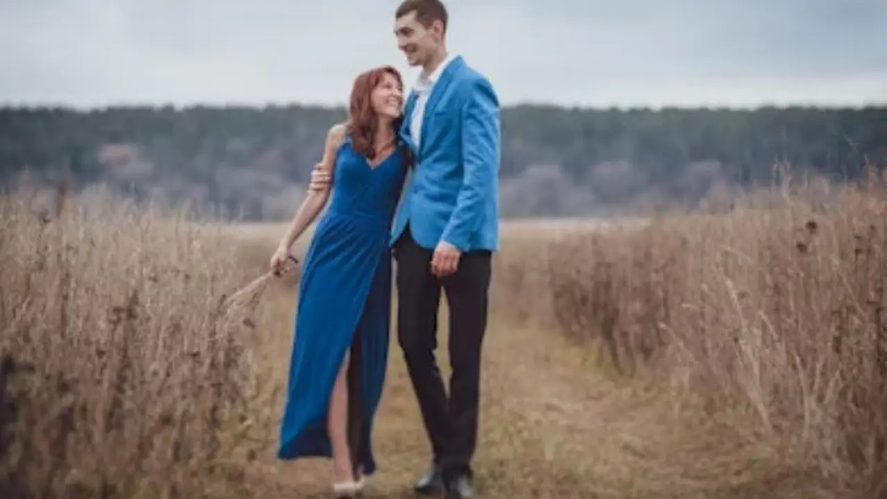 Ilustrasi Baju Kondangan Couple (Credit: Mihail Tregubov/Unsplash)