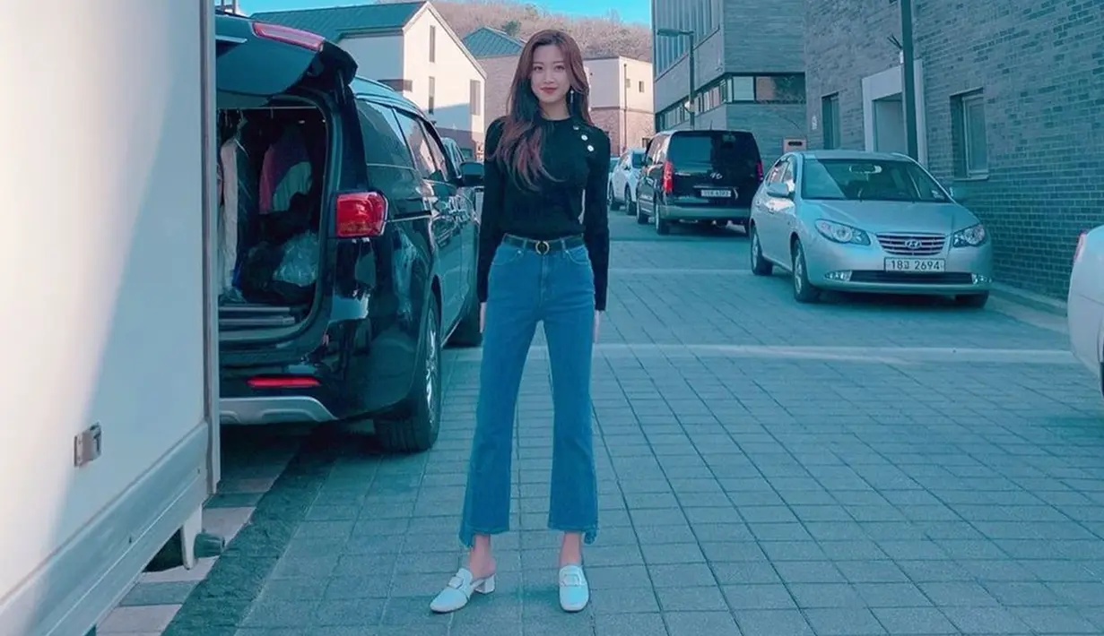 Menggunakan jelana jeans dan blouse hitam penampilan Ga Young ini pun terlihat cukup sederhana. Namun, jika dilihat secara detail, sepatu yang dikenakan disesuai dengan anting dan detail baju di bagian lengan atas. (Liputan6.com/IG/@m_kayoung)