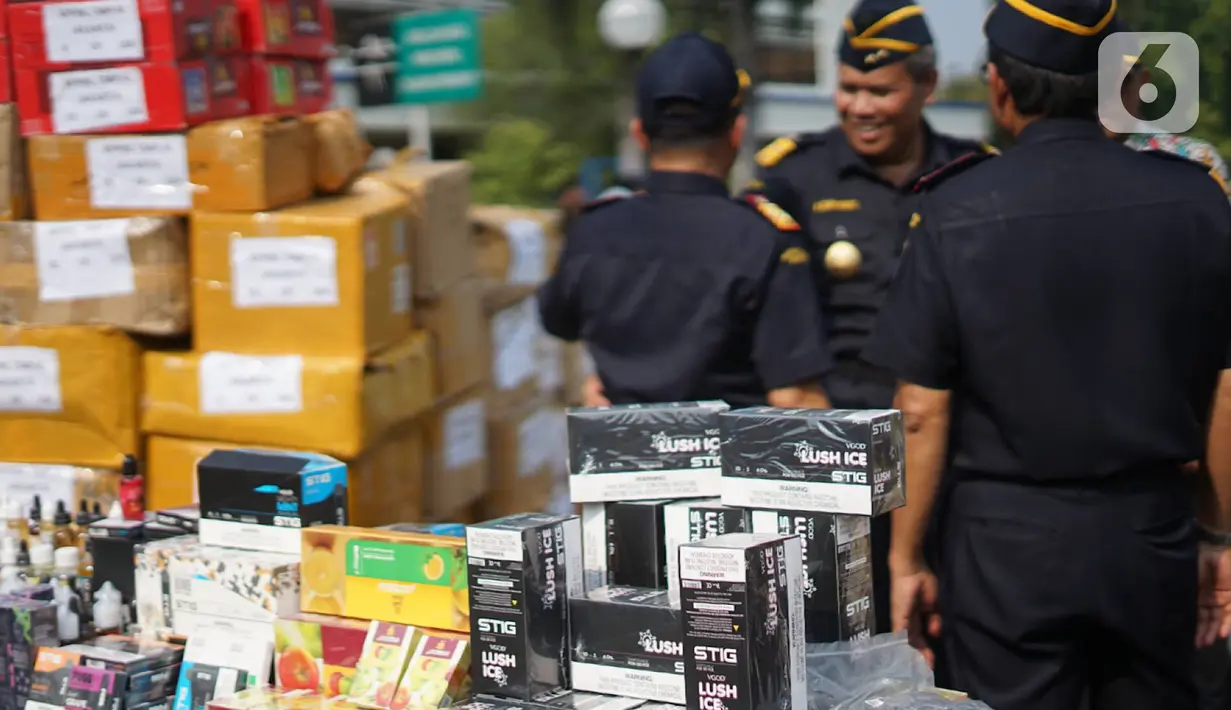 Petugas menunjukkan barang bukti hasil penindakan barang kena cukai di Kantor Pusat Bea Cukai, Jakarta Timur, Jumat (25/10/2019). Hasil penindakan Bea Cukai didukung POM TNI AD dan Garnisium Tetap I/Jakarta itu, total kerugian negara ditaksir mencapai Rp 5,8 miliar. (Liputan6.com/Immanuel Antonius)