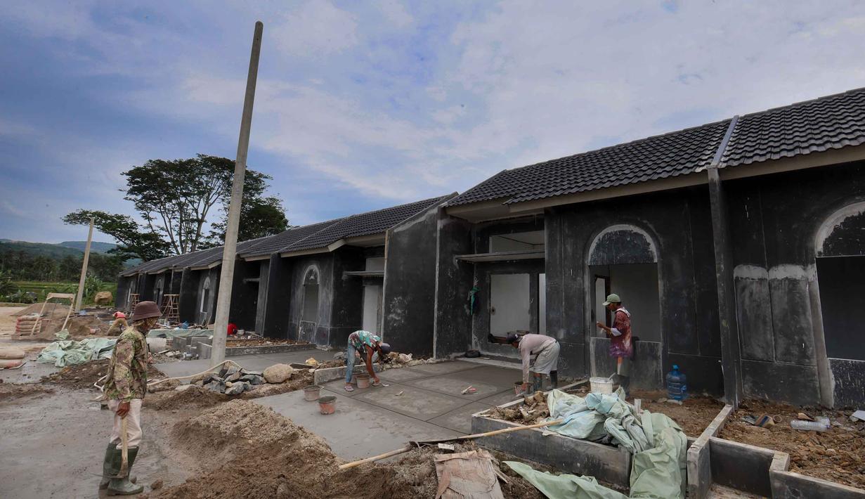 Mengusung tema "Build, Battle, and Beat" dalam transformasi bisnisnya, PT Bank Tabungan Negara (Persero) BTN, memaksimalkan KPR subsidi dan memperluas layanan digital. Tampak dalam foto, pekerja menyelesaikan pembangunan perumahan subsidi di Kabupaten Bogor, Jawa Barat, Selasa (24/2/2026). (Kapanlagi.com/Budy Santoso)