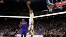 Pebasket Golden State Warriors Andre Iguodala melakukan Dunk saat dibayangi pebasket Detroit Pistons Anthony Tolliver di ORACLE Arena, California, Senin (9/11/2015). Warriors menang 109-95. (Getty Images/AFP/Ezra Shaw)